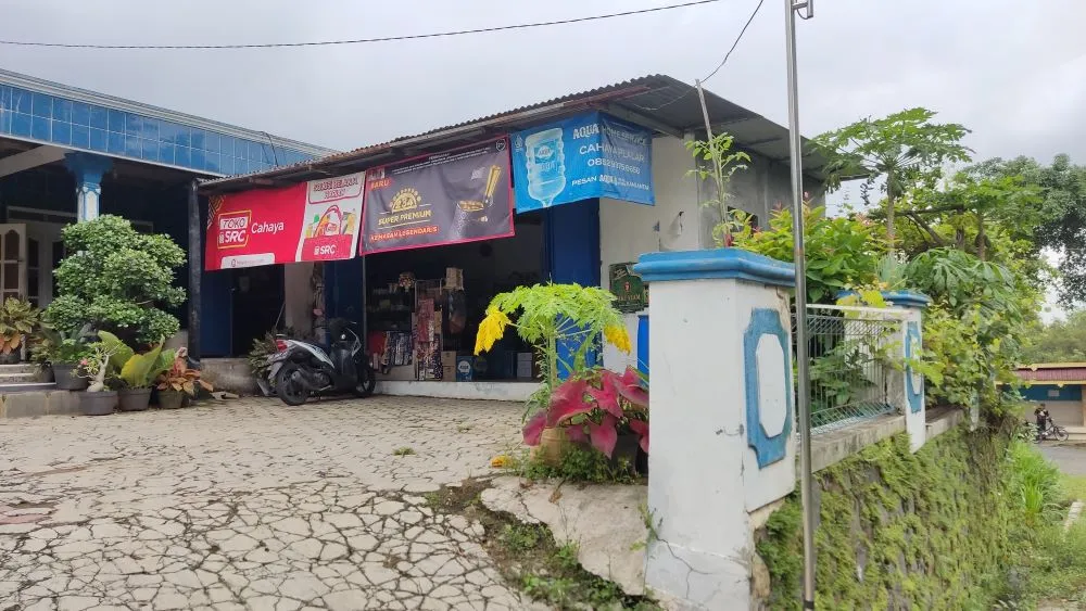 tampilan dari pinggir jalan